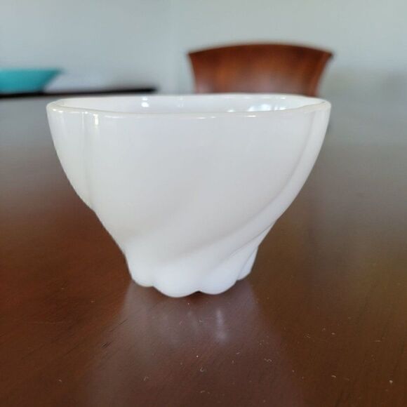 Vintage Milk-Glass Tea Cups With Swirl Design (Set of 4) - Picture 5 of 10
